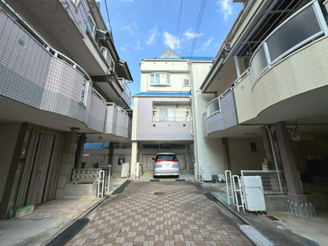 鉄骨造3階建て