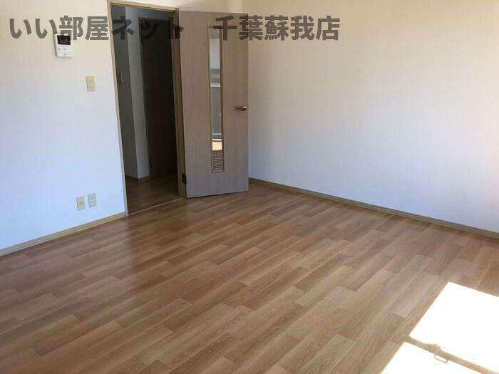 メゾンドォ渕谷　Ｂの寝室|使いやすい居間です