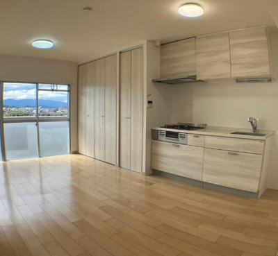 【居間・リビング】 | 入間豊岡市街地住宅２号棟 | バルコニーに面した陽当たりの良いリビングです