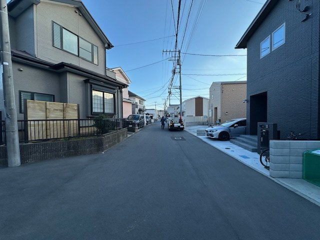 茅ヶ崎市松尾　　新築戸建　　全6区画の前面道路含む現地写真|2月2日撮影　建築中　現地外観