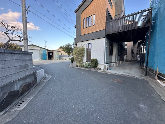 茅ヶ崎市松尾　　新築戸建　　全6区画の前面道路含む現地写真|2月2日撮影　建築中　現地外観