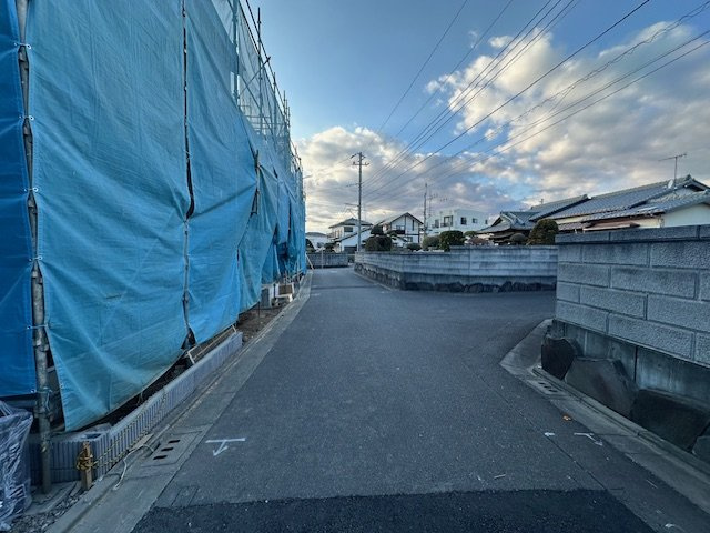 茅ヶ崎市松尾　　新築戸建　　全6区画の前面道路含む現地写真|2月2日撮影　建築中　現地外観