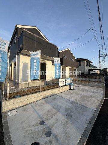 【駐車場】 | お車はゆとりの２台駐車可能！
家族複数台所有でも安心ですね♪