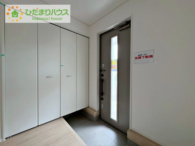 常陸大宮市姥賀町第3　新築戸建　8号棟の玄関|靴で溢れかえっていた玄関も、大きなシューズボックスと、玄関横のクロークでスッキリ解決！玄関は「その家の顔」とお考えの方にオススメの広さです。