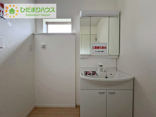 常陸大宮市姥賀町第3　新築戸建　8号棟の独立洗面台|三面鏡の大きな鏡は憧れます(^^♪ 鏡の後ろは収納となっていて、細かいものでも収納できるのでスッキリと整理できます！