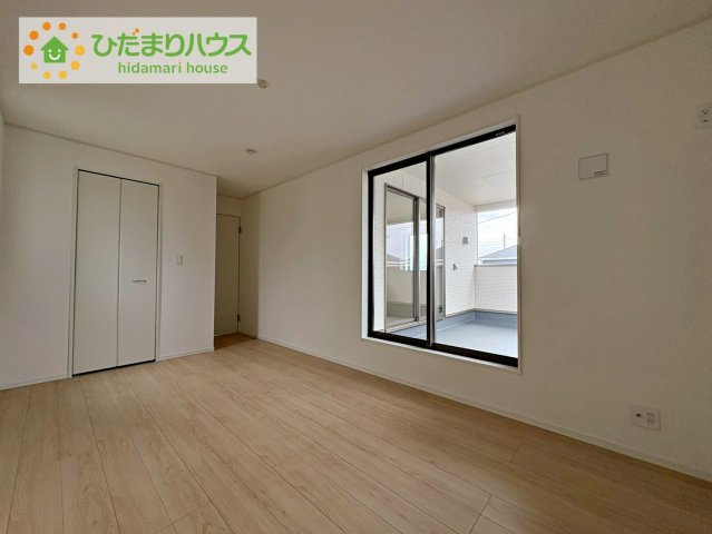 常陸大宮市姥賀町第3　新築戸建　8号棟の寝室|バルコニーに面していて、たっぷり光りの入る明るい主寝室です！
大きなベッドを置いても余裕の広さの主寝室♪♪