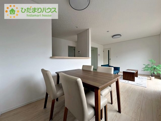 常陸大宮市姥賀町第3　新築戸建　8号棟の居間・リビング|リビング大きな窓からは、暖かな日の光が降り注ぎます・・・