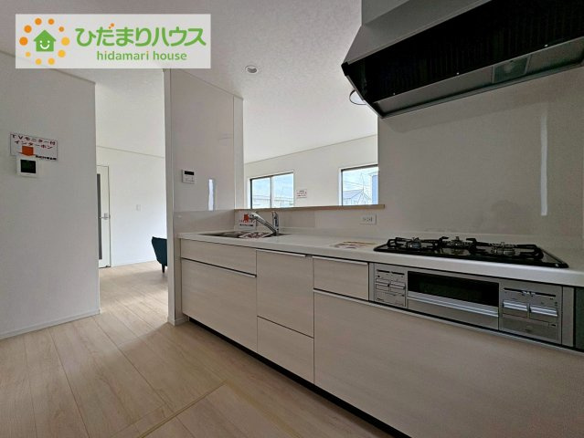 常陸大宮市姥賀町第3　新築戸建　8号棟のキッチン|カウンターは少し高くなってますので、手元が隠れて来客からは見えにくくなってます♪