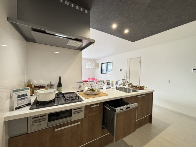 Terrechez千種区城木町1期｜名古屋市の戸建ならホームアップのキッチン|【売主施工例】お子様を見守りながらお料理ができるオープン対面キッチン