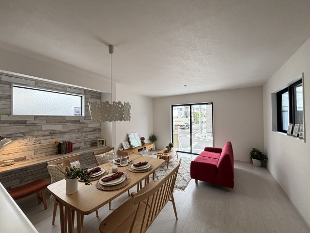 Terrechez千種区城木町1期｜名古屋市の戸建ならホームアップの居間・リビング|【売主施工例】陽射しが入り明るいリビング