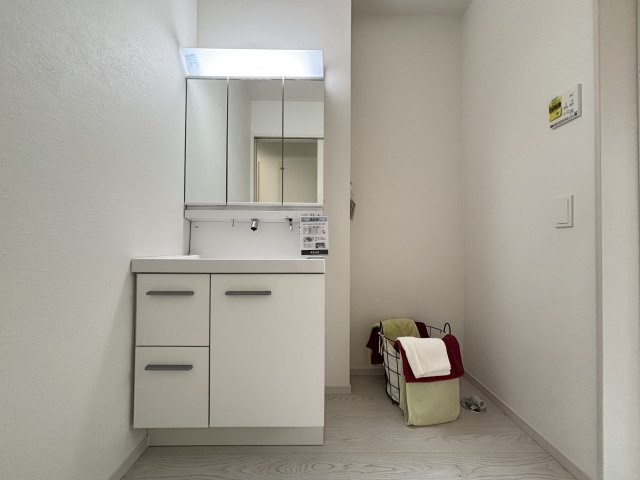 Terrechez千種区城木町1期｜名古屋市の戸建ならホームアップの独立洗面台|【売主施工例】三面鏡で朝の身支度に最適