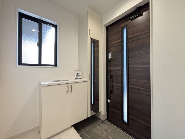 Terrechez千種区城木町1期｜名古屋市の戸建ならホームアップの玄関|【売主施工例】収納力あるシューズボックス付き