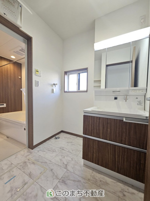 【洗面所】 | ワイウッドコート小山市城北第5期　2号棟 | シャンプードレッサーで朝の身支度♪伸びるホースでお掃除も簡単清潔です！