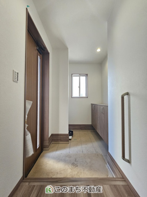 【玄関】 | ワイウッドコート小山市城北第5期　2号棟 | 広々とした玄関スペース♪たくさんの靴を収納できる下駄箱もございます。