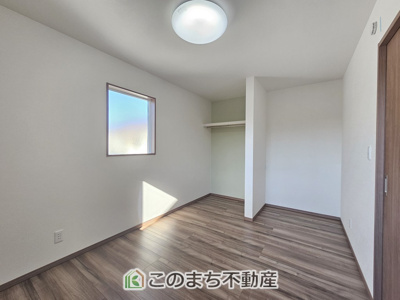 【洋室】 | ワイウッドコート小山市城北第5期　2号棟 | 洋室はお手入れのしやすいフローリング仕様です。普段はフロアモップなどを使って、簡単にお掃除していただけます◎