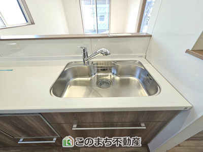 【キッチン】 | ワイウッドコート小山市城北第5期　2号棟 | ビルトイン型浄水器を内蔵したキッチン水栓。お米を研いだり、野菜を洗ったりするときなど用途に応じてワンタッチで浄水に切り替えが可能です。カートリッジ式なので、フィルターを簡単に交換する事が出来ます。