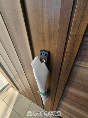 【設備】 | ワイウッドコート小山市城北第5期　2号棟 | 玄関キーは上下２箇所のダブルロックキーと防犯性の高い電池錠で安全に配慮してます。