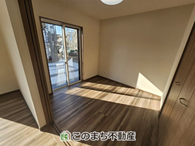 【洋室】 | ワイウッドコート小山市城北第5期　2号棟 | 洋室はお手入れのしやすいフローリング仕様です。普段はフロアモップなどを使って、簡単にお掃除していただけます◎