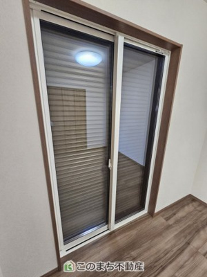 【設備】 | ワイウッドコート小山市城北第5期　2号棟 | 1階掃出し窓はシャッター雨戸で防犯性アップ♪