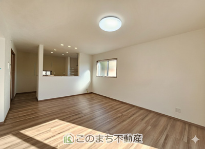 【居間・リビング】 | ワイウッドコート小山市城北第5期　2号棟 | ＬＤＫは家族団欒スペースとしては十分な広さです！
大きいダイニングテーブル、カウチ付きソファ、大型ＴＶも気兼ねなく配置可能！！