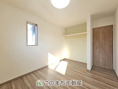 【洋室】 | ワイウッドコート小山市城北第5期　2号棟 | 柔らかい陽光が差し込む明るいお部屋を演出する設計。彩光の取れる窓が気持ちの良いお部屋を創り上げます。