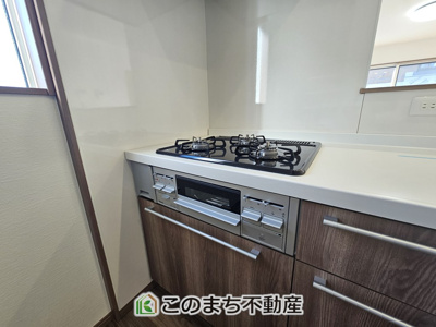 【キッチン】 | ワイウッドコート小山市城北第5期　2号棟 | 三ツ口コンロ採用で、同時調理もスムーズ◎！お料理を並べられるカウンター付きで、配膳・片付けをサポート！リビングで過ごすご家族とコミュニケーションを楽しみながら作業可能です♪