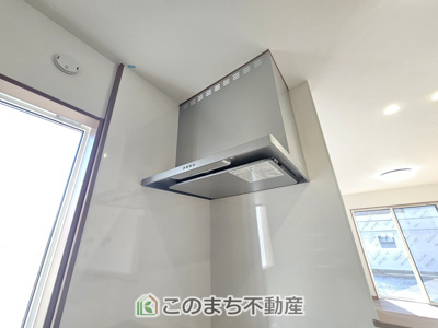 【キッチン】 | ワイウッドコート小山市城北第5期　2号棟 | お料理の匂いもスッキリ♪シンプルデザインで掃除も簡単‼