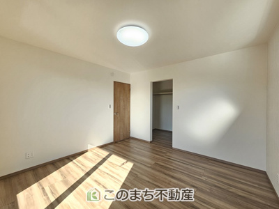 【洋室】 | ワイウッドコート小山市城北第5期　2号棟 | 南向きで陽当たりの良い洋室♪風通しもよく快適です☆