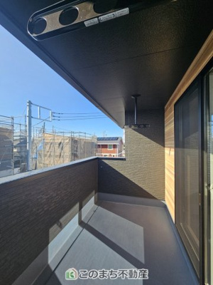【バルコニー】 | ワイウッドコート小山市城北第5期　2号棟 | 南向きの大型バルコニーは陽当り良好で、たっぷりのお洗濯物もよく乾きます！
