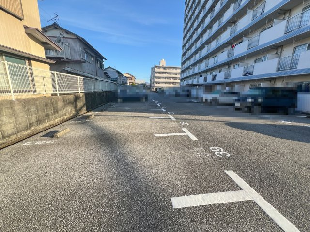 ロゼ３の駐車場