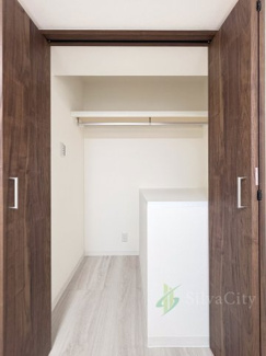 【収納】 | 鍋屋横丁住宅 | クローゼット　洋室6.8帖