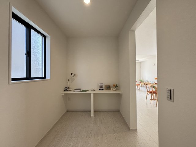 Terrechez千種区城木町1期｜名古屋市の戸建ならホームアップの居間・リビング|【売主施工例】スタディカウンター