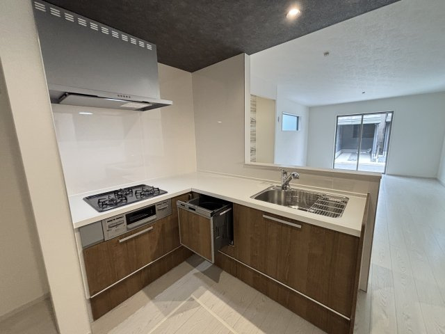 Terrechez千種区城木町1期｜名古屋市の戸建ならホームアップのキッチン|【売主施工例】お子様を見守りながらお料理ができるオープン対面キッチン