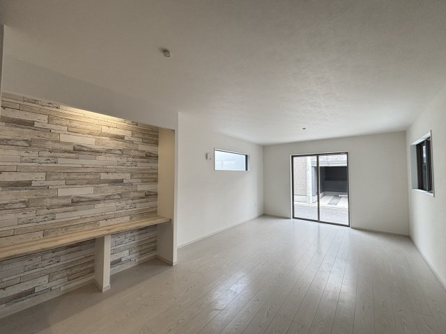 Terrechez千種区城木町1期｜名古屋市の戸建ならホームアップの居間・リビング|【売主施工例】陽射しが入り明るいリビング