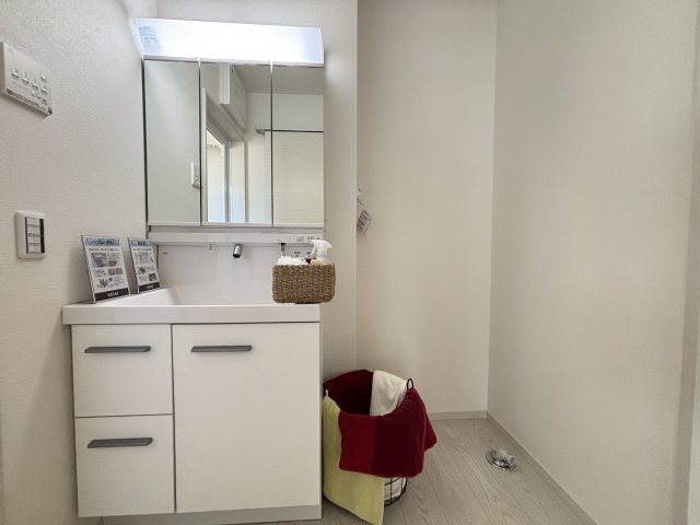 Terrechez千種区城木町1期｜名古屋市の戸建ならホームアップの独立洗面台|【売主施工例】三面鏡で朝の身支度に最適