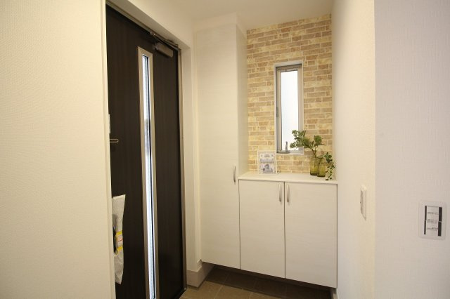 Terrechez千種区城木町1期｜名古屋市の戸建ならホームアップの玄関|【売主施工例】収納力あるシューズボックス付き