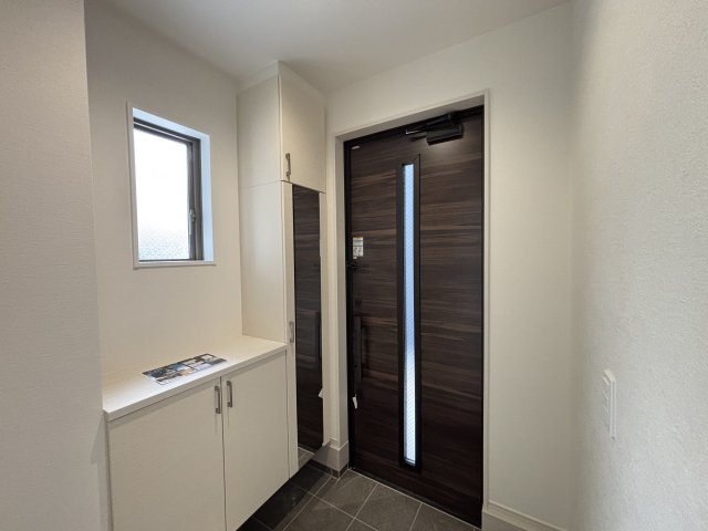 Terrechez千種区城木町1期｜名古屋市の戸建ならホームアップの玄関|【売主施工例】収納力あるシューズボックス付き