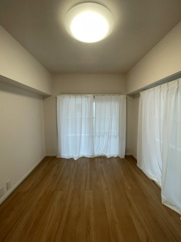 ユテライズ根岸の洋室