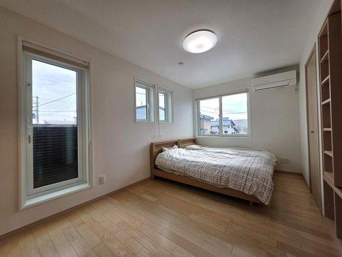 新潟市西区善久の洋室