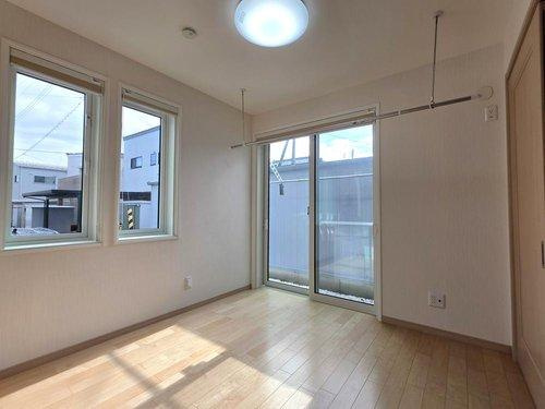 新潟市西区善久の洋室