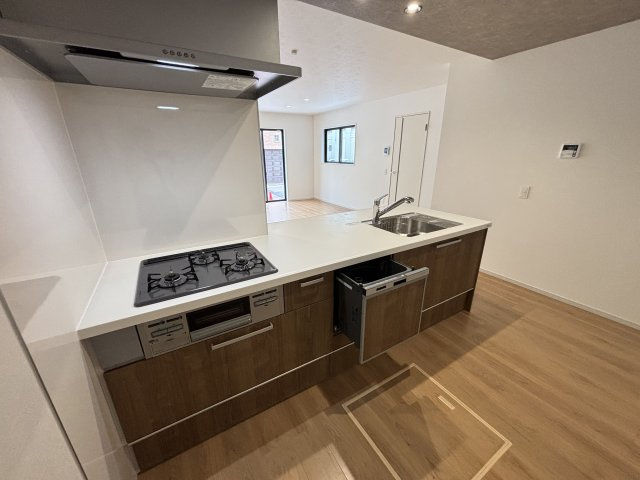 Terrechez千種区城木町1期｜名古屋市の戸建ならホームアップのキッチン|【売主施工例】お子様を見守りながらお料理ができるオープン対面キッチン