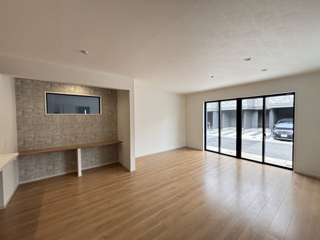 Terrechez千種区城木町1期｜名古屋市の戸建ならホームアップの居間・リビング|【売主施工例】陽射しが入り明るいリビング