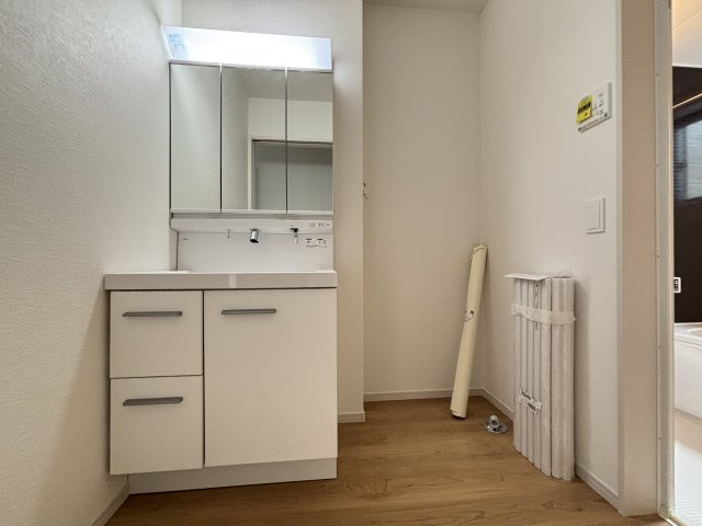 Terrechez千種区城木町1期｜名古屋市の戸建ならホームアップの独立洗面台|【売主施工例】三面鏡で朝の身支度に最適