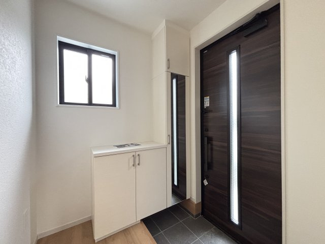 Terrechez千種区城木町1期｜名古屋市の戸建ならホームアップの玄関|【売主施工例】収納力あるシューズボックス付き