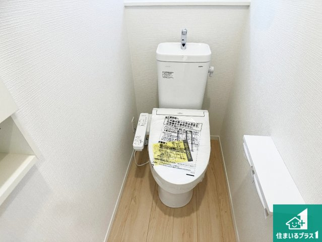 西脇市郷瀬町　第2期　新築一戸建てのトイレ|1・2階の2ヶ所にあるので、朝の忙しい時間の順番待ちもなく、深夜の利用にも大変便利です。