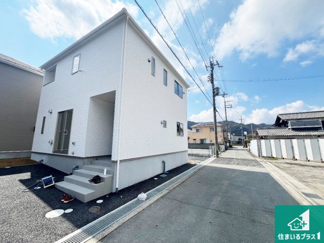 西脇市郷瀬町　第2期　新築一戸建ての前面道路含む現地写真|周辺は閑静な住宅街！前面道路広々で車の出し入れも便利です。駐車が苦手な方でも安心して車庫入れできます！