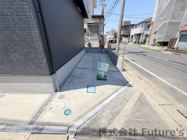 三郷市戸ケ崎1丁目　新築戸建　全1棟の駐車場|現地の写真になります。