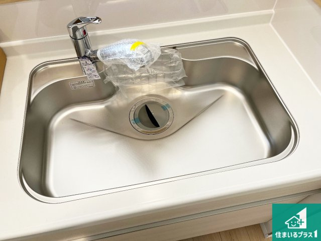 西脇市郷瀬町　第2期　新築一戸建ての独立洗面台|清潔感のある洗面台です。フラットな鏡は掃除がしやすく毎日清潔！ホースは引き出して使えるので洗顔やお掃除の際に便利です！