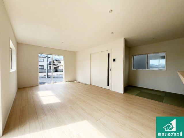 西脇市郷瀬町　第2期　新築一戸建ての居間・リビング|日当たり良好の明るいリビングで朝の目覚めもスッキリできそう！対面キッチンでご家族のコミュニケーションも自然と増える設計！小さなお子様が遊ぶスペースを作っても広々とくつろげるLDK！