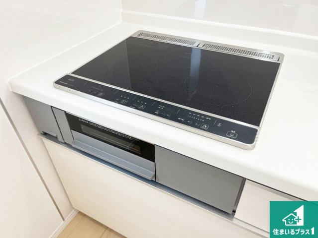 西脇市郷瀬町　第2期　新築一戸建ての設備|火を使わないので、安心なＩＨコンロ！でこぼこが無い構造なので、掃除もしやすく清潔に保てます！